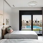 Oasis Retreat Garden & Pool Home