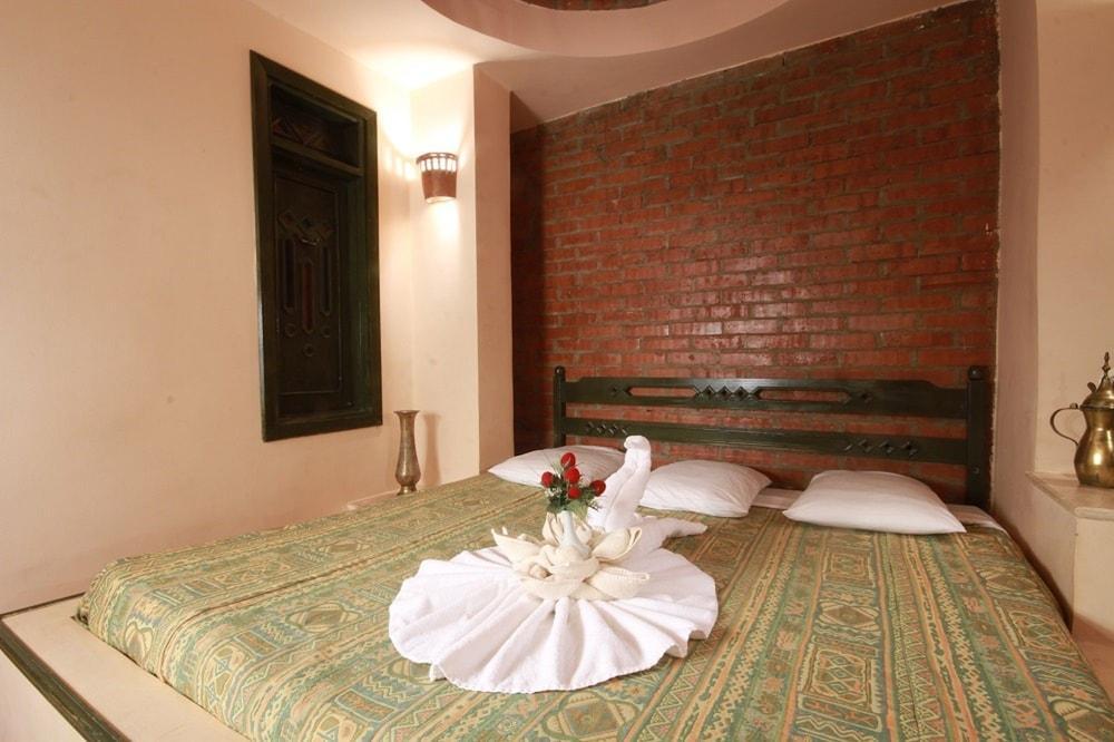 Amar Sina Village Hotel