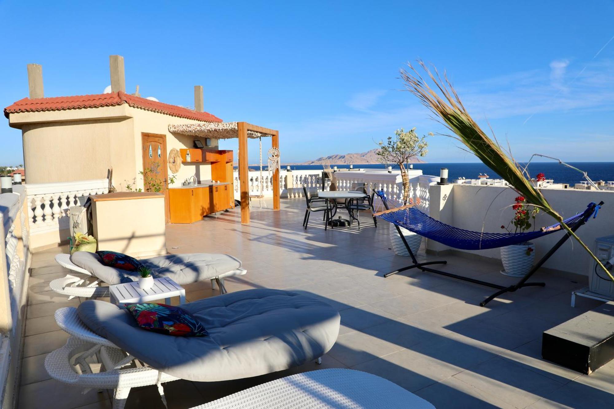 The Rooftop - Amazing - Sea View - Pool - Penthouse -jacuzzi - Sheikh Apartment *