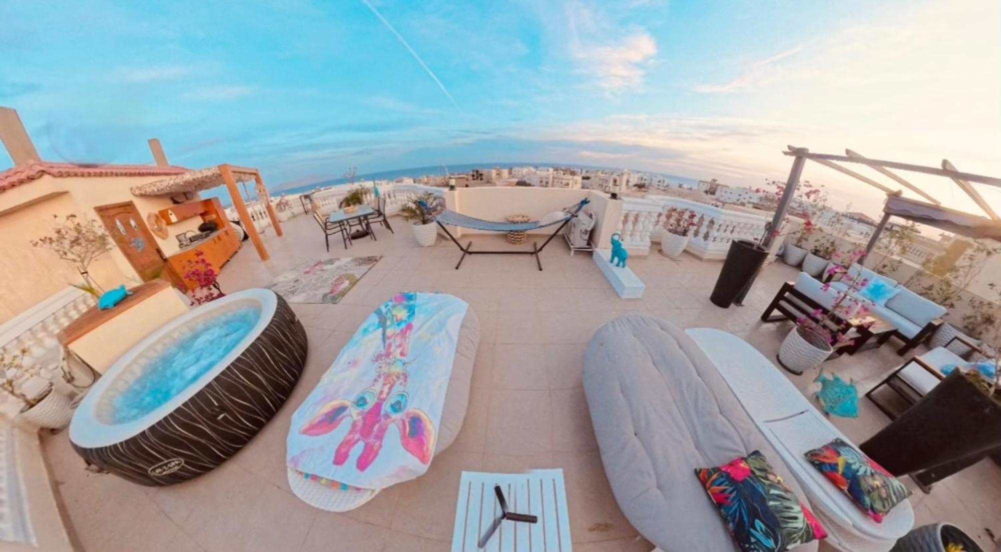 The Rooftop - Amazing - Sea View - Pool - Penthouse -jacuzzi - Sheikh Apartment