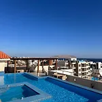 4-Bedroom Apartment With Seaview Balcony & Shared Infinity Pool On The Roof With Seaview