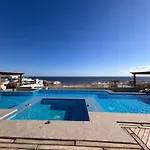 4-Bedroom Apartment With Seaview Balcony & Shared Infinity Pool On The Roof With Seaview