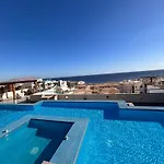 4-Bedroom Apartment With Seaview Balcony & Shared Infinity Pool On The Roof With Seaview