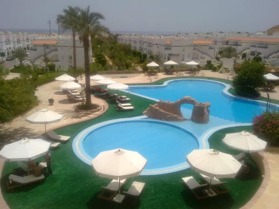 Appartement Lovely One Bedroom Within Cozy Compound Including Swimming Pool, Supermarket. Perfect Location At Neama Bay With Access To Public Transportation *