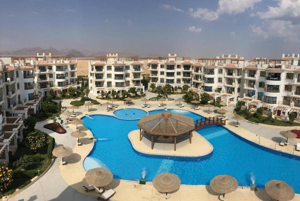 Cosy On The First Floor With Lovely Terrace And Personal Garden Area, Pool View And Free Access In Hills Apartment *