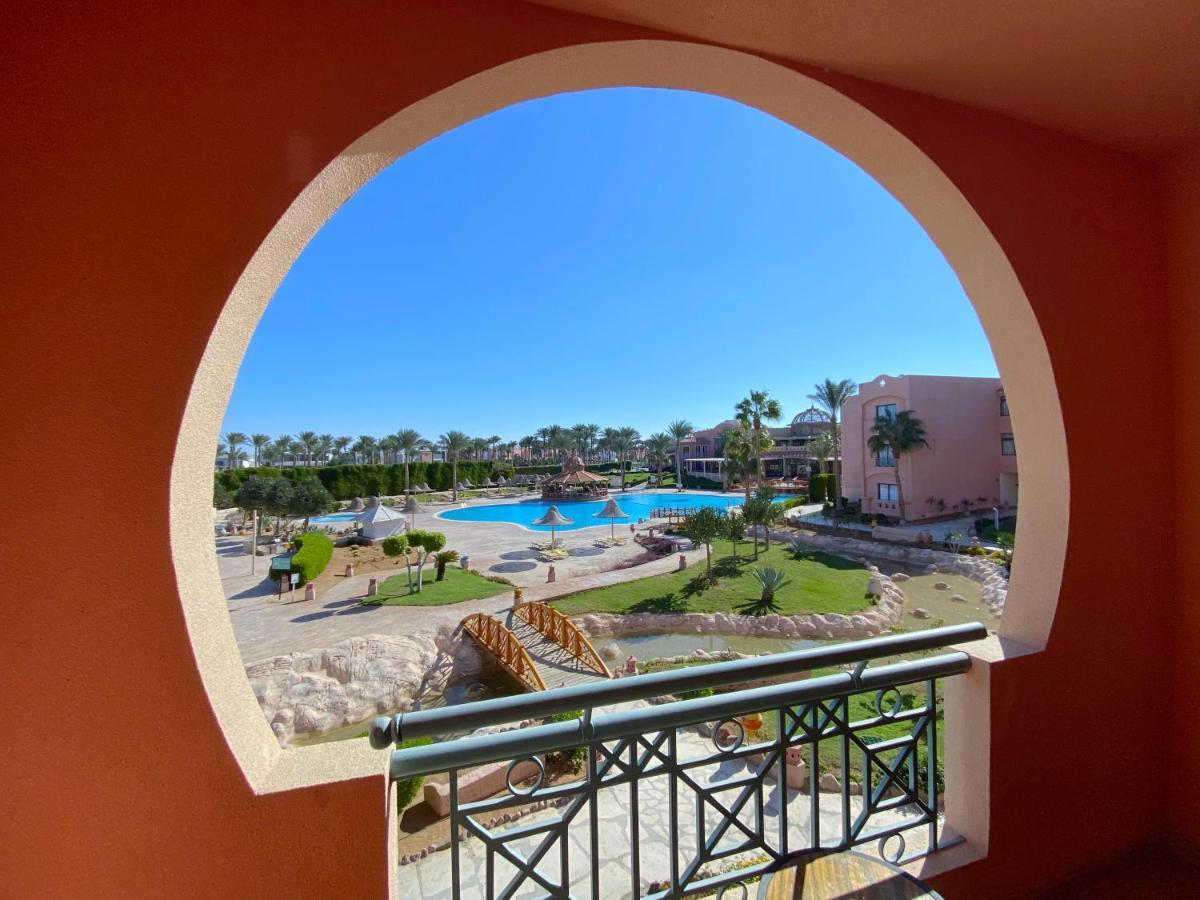 Parrotel Aqua Park 4*