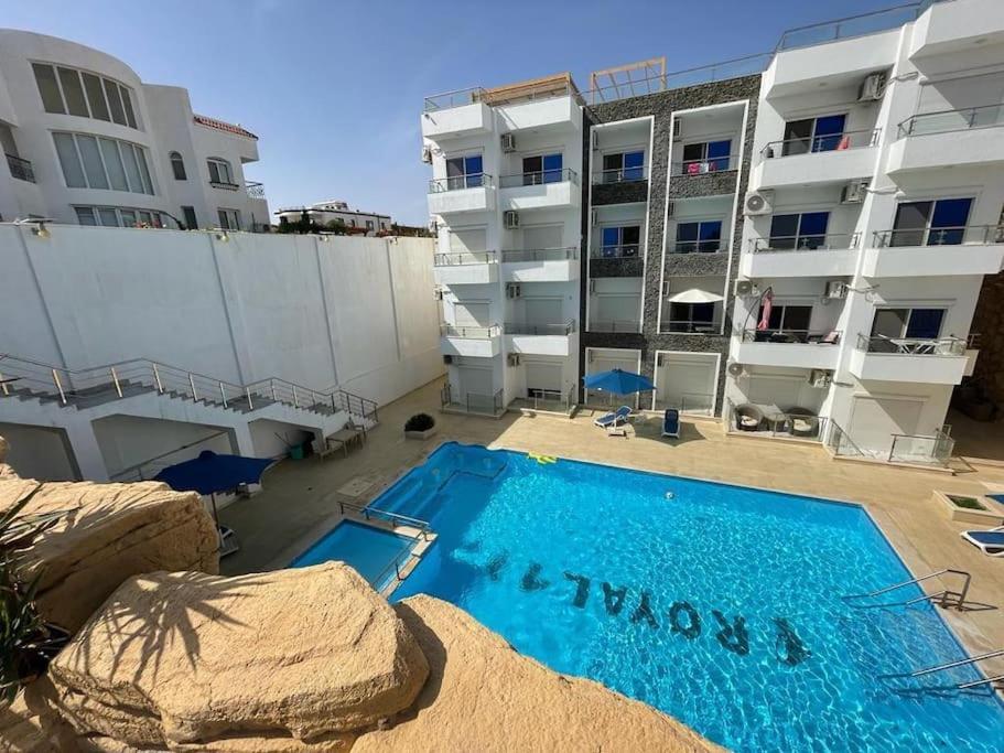 Beautiful 3-bedroom On The Ground Floor With Personal Backyard Area And Terrace With Direct Pool Access And Pool View