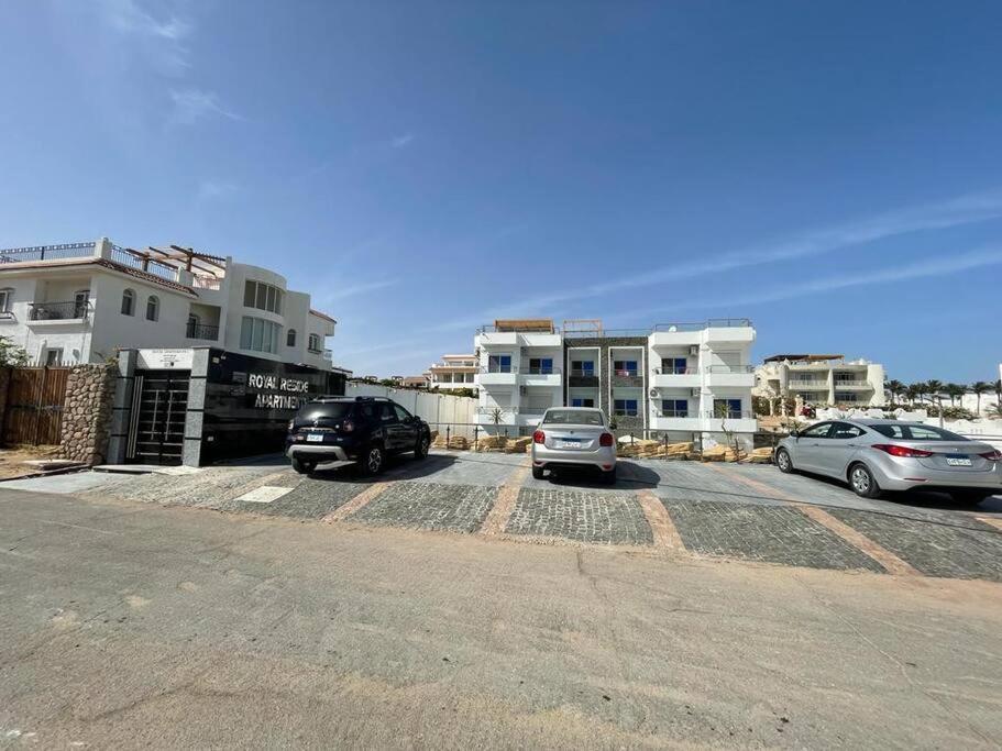 Beautiful 3-bedroom On The Ground Floor With Personal Backyard Area And Terrace With Direct Pool Access And Pool View *