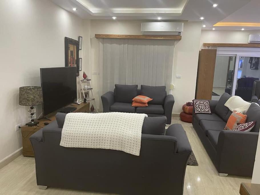 Beautiful 3-bedroom On The Ground Floor With Personal Backyard Area And Terrace With Direct Pool Access And Pool View Apartment *