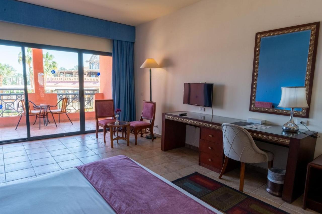 Parrotel Aqua Park 4*
