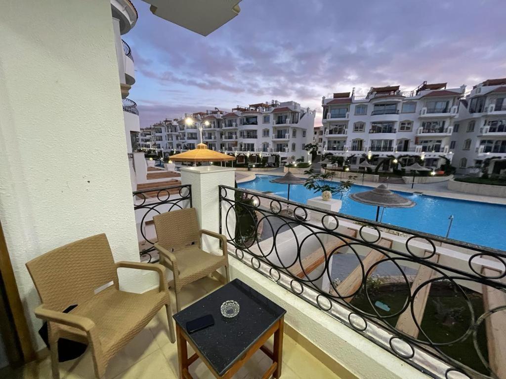 Apartment 2-bedroom On The Second Floor With A Balcony And Amazing Pool View & Free Access In Hills *