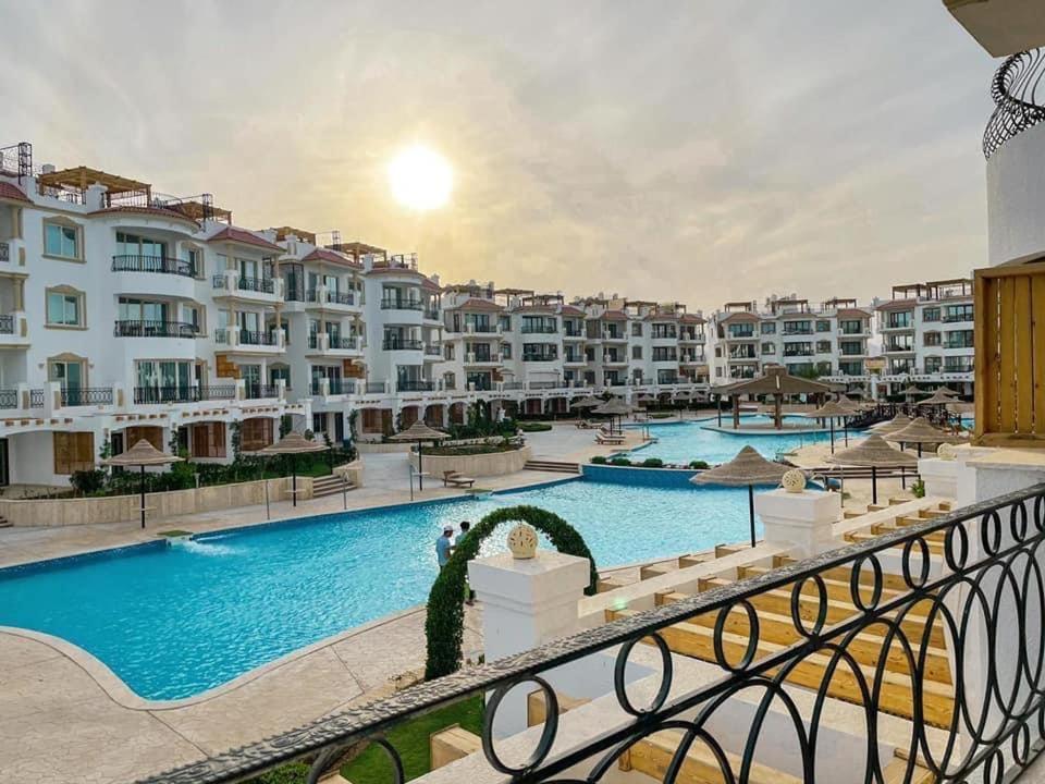 Apartment 2-bedroom On The Second Floor With A Balcony And Amazing Pool View & Free Access In Hills *