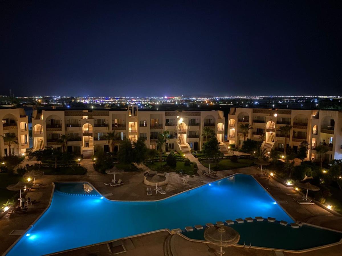 Designer Apartment: Sunny Lakes 2 Sheikh *
