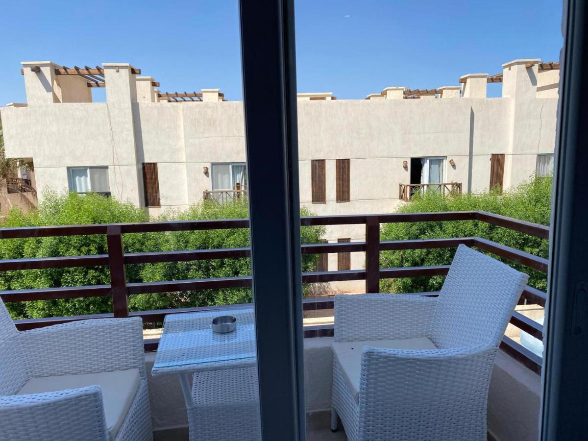 Apartment Designer Apartment: Sunny Lakes 2 Sheikh