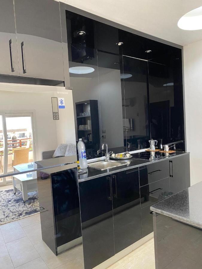 Apartment Designer Apartment: Sunny Lakes 2 Sheikh *