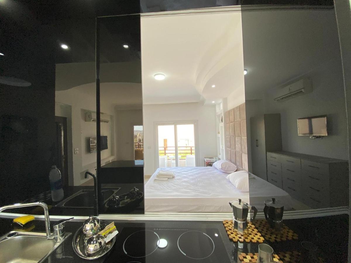 Designer Apartment: Sunny Lakes 2 Sheikh