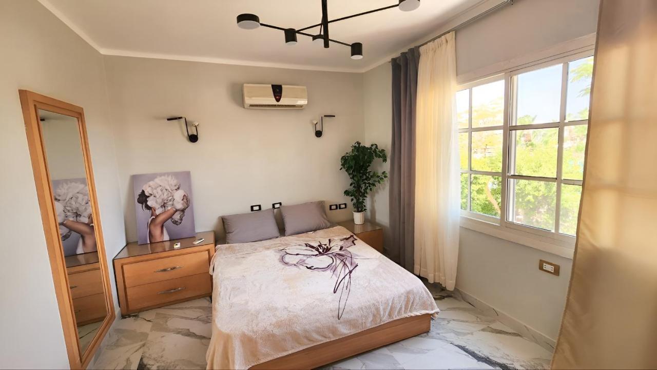 Luxury 2-bedroom Poolside Apartment *