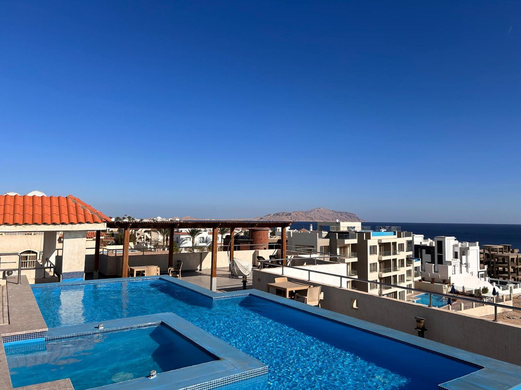 4-bedroom With Seaview Balcony & Shared Infinity Pool On The Roof With Seaview *