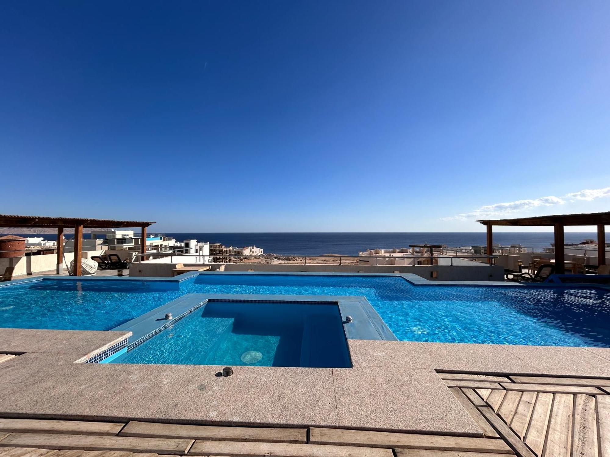 4-bedroom With Seaview Balcony & Shared Infinity Pool On The Roof With Seaview Apartment