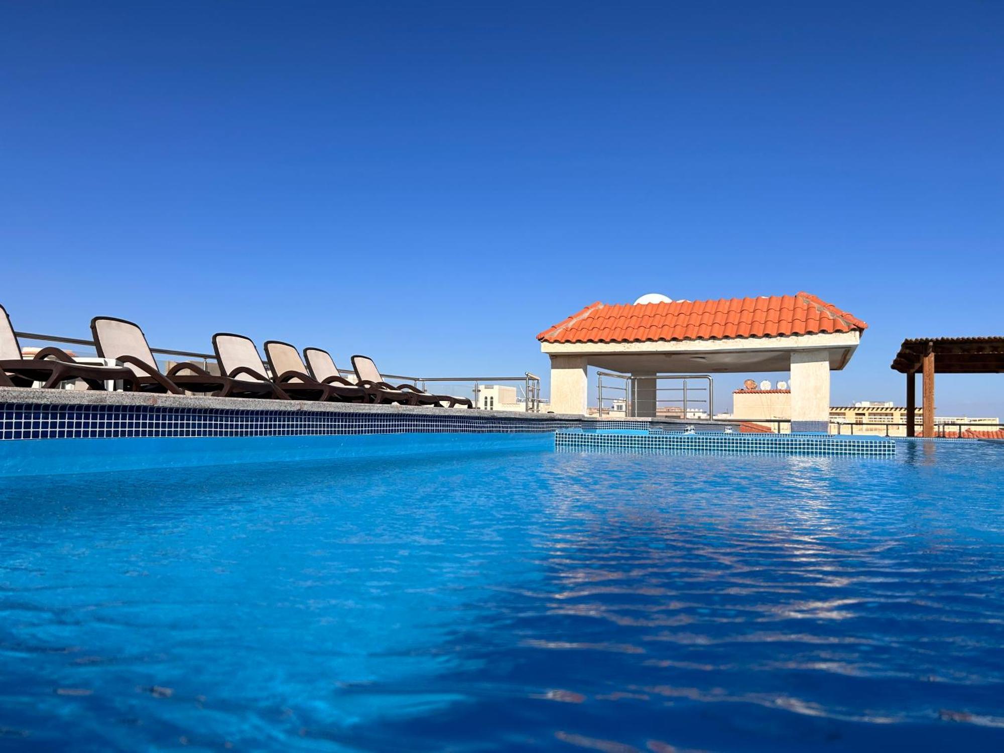 4-bedroom With Seaview Balcony & Shared Infinity Pool On The Roof With Seaview Apartment *