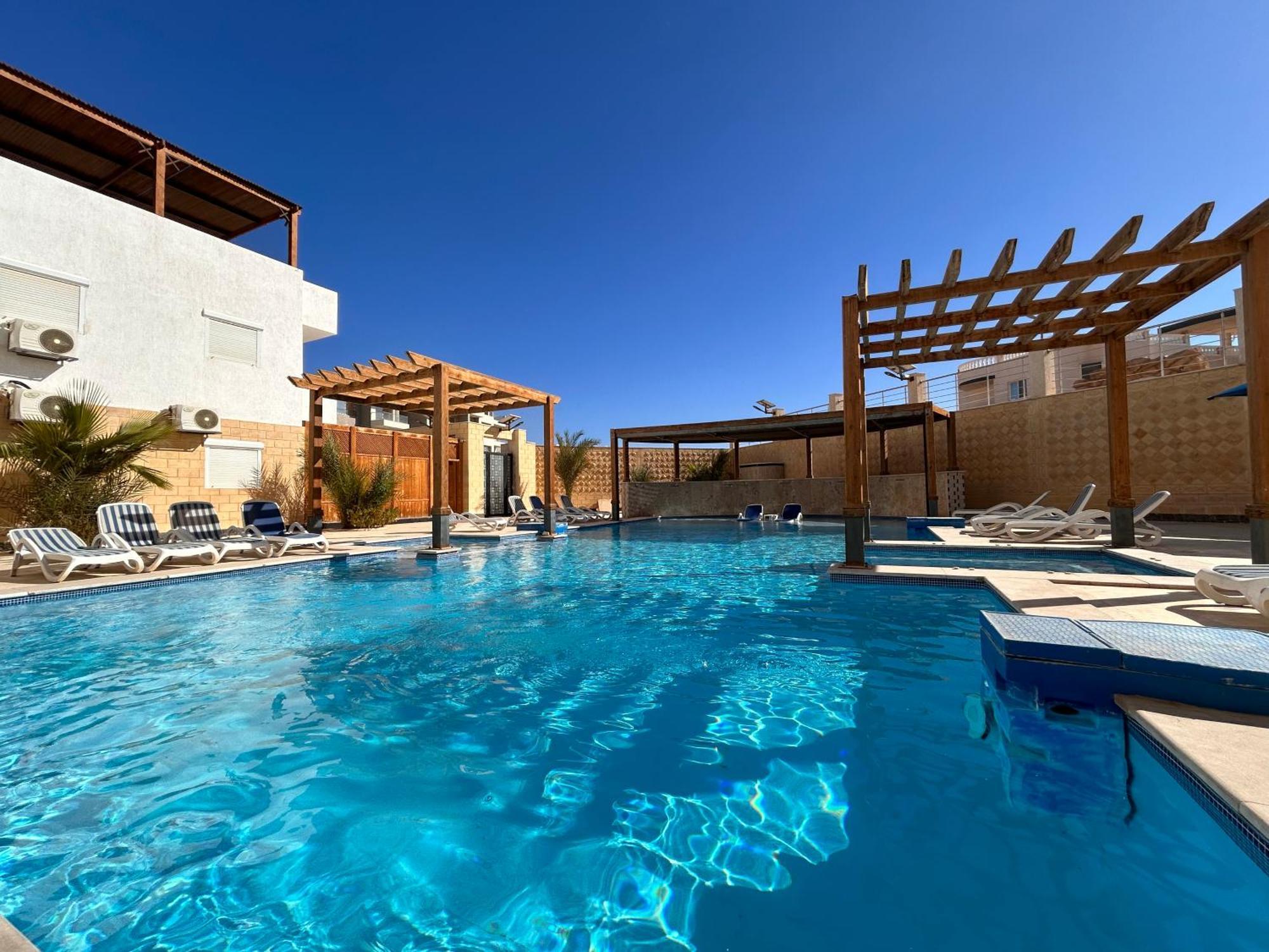 Apartment 4-bedroom With Seaview Balcony & Shared Infinity Pool On The Roof With Seaview