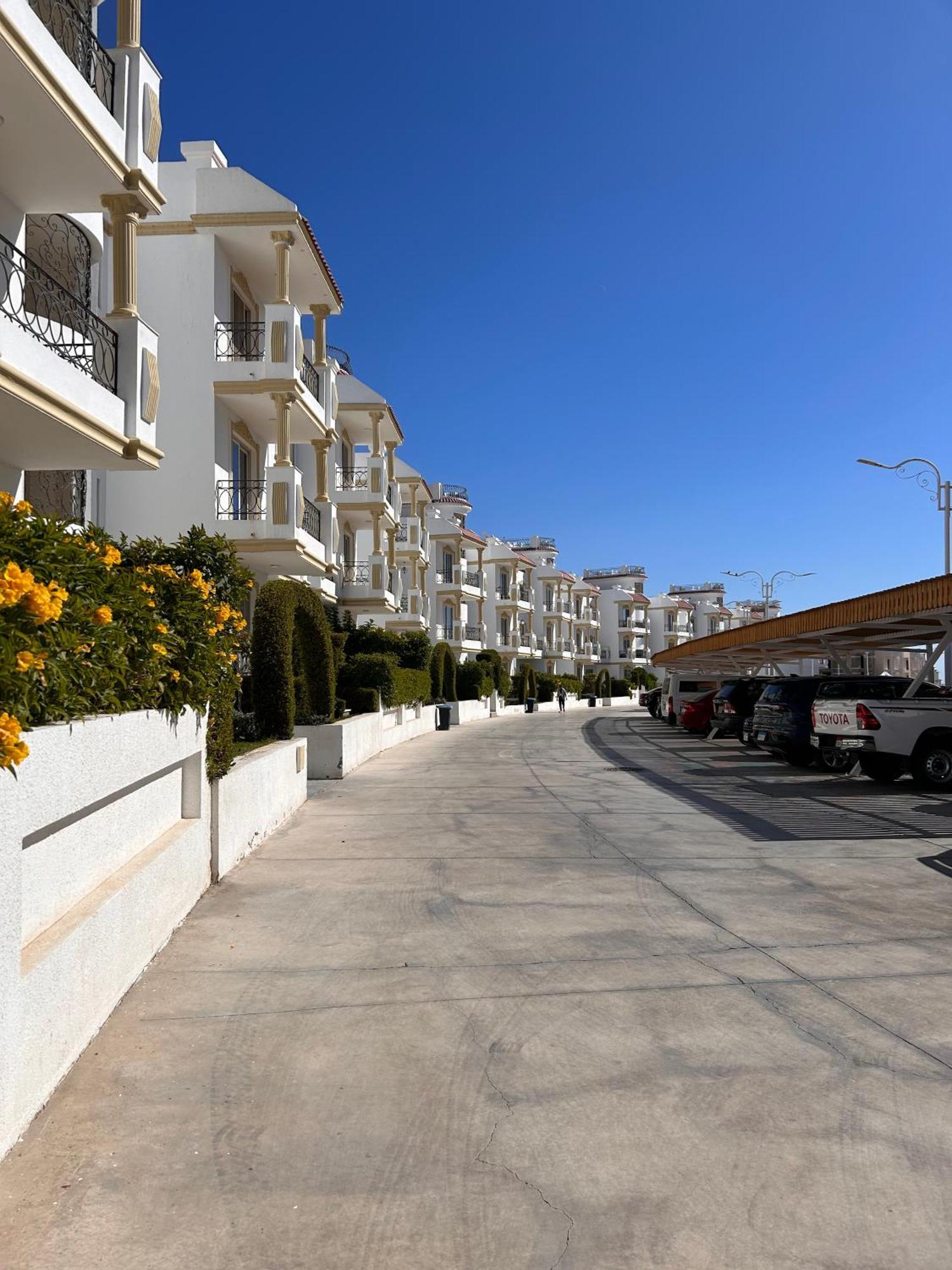 Apartment Cosy On The First Floor With Lovely Terrace And Personal Garden Area, Pool View And Free Access In Hills