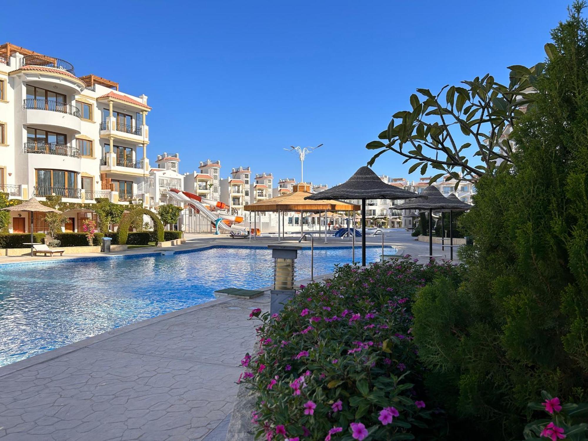 Cosy On The First Floor With Lovely Terrace And Personal Garden Area, Pool View And Free Access In Hills *