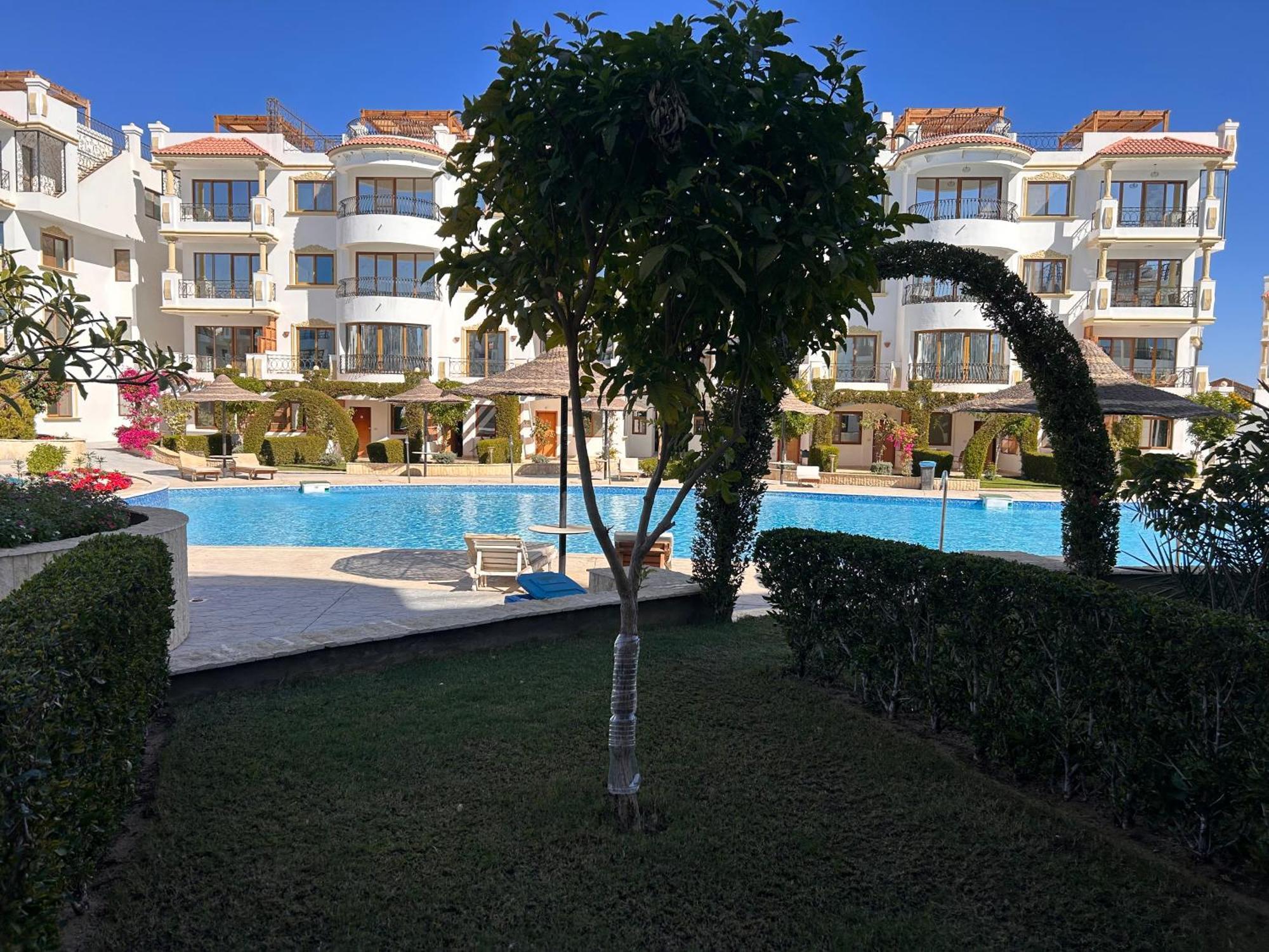 Cosy On The First Floor With Lovely Terrace And Personal Garden Area, Pool View And Free Access In Hills