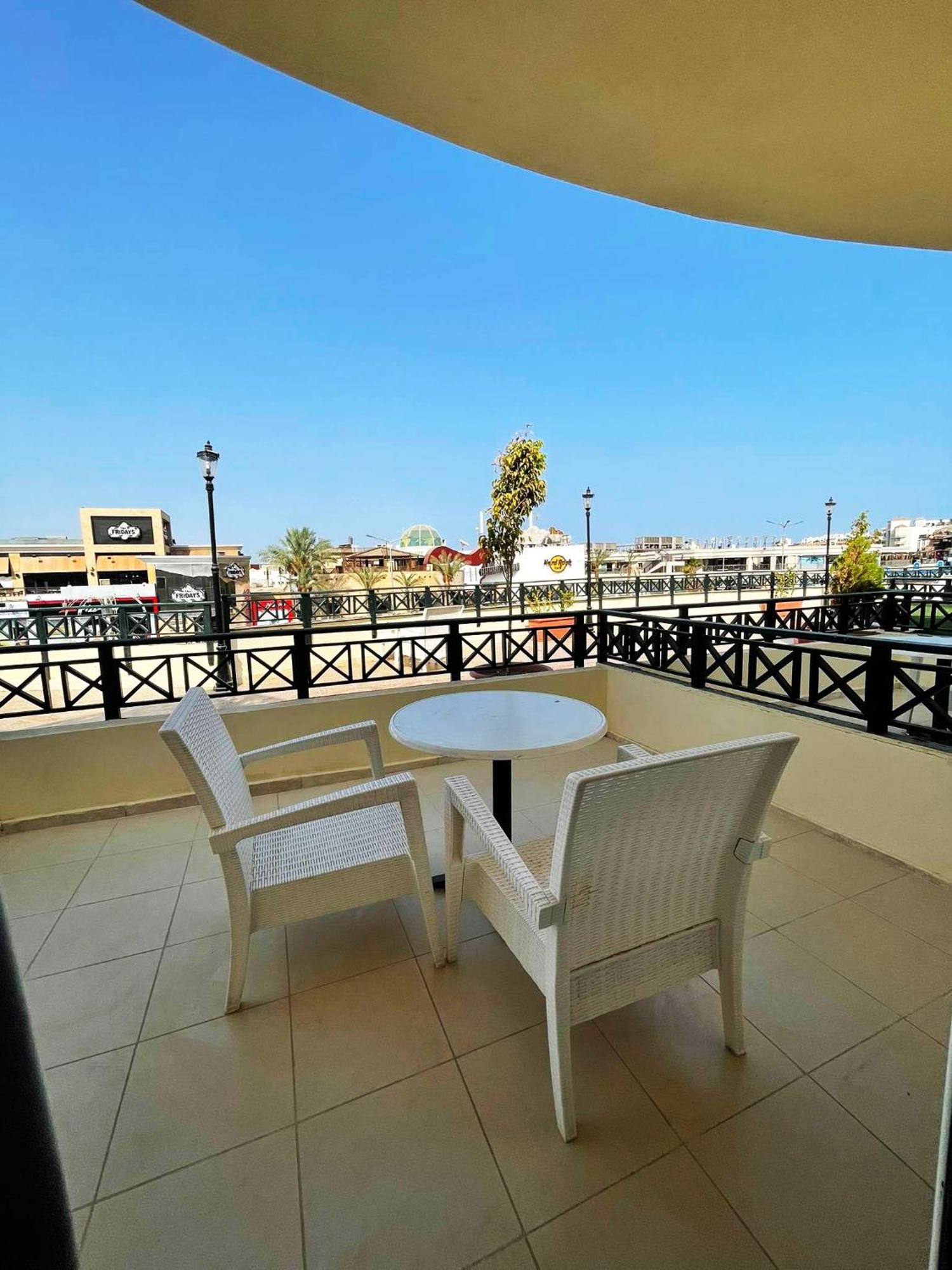 Naama 3*