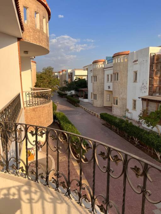 Amazing 2-bed Private With Shared Pools Apartment *