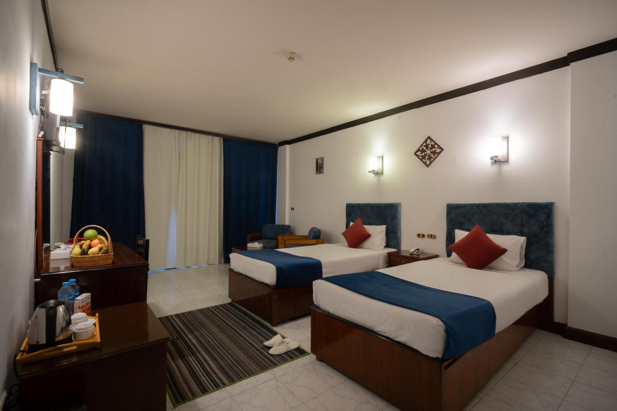 El Khan Hotel 3*
