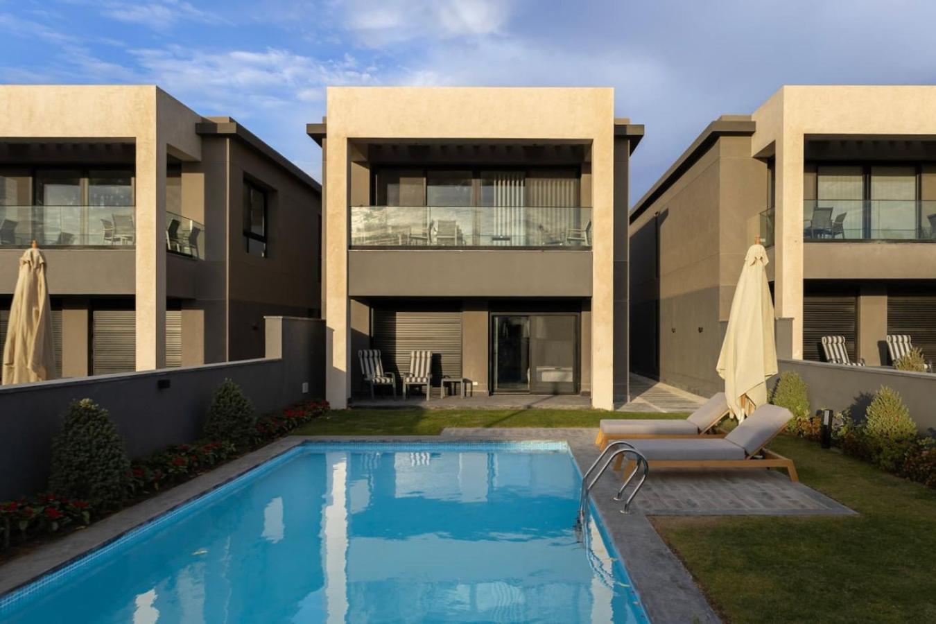 Luxury At Royal Sunny Villa *