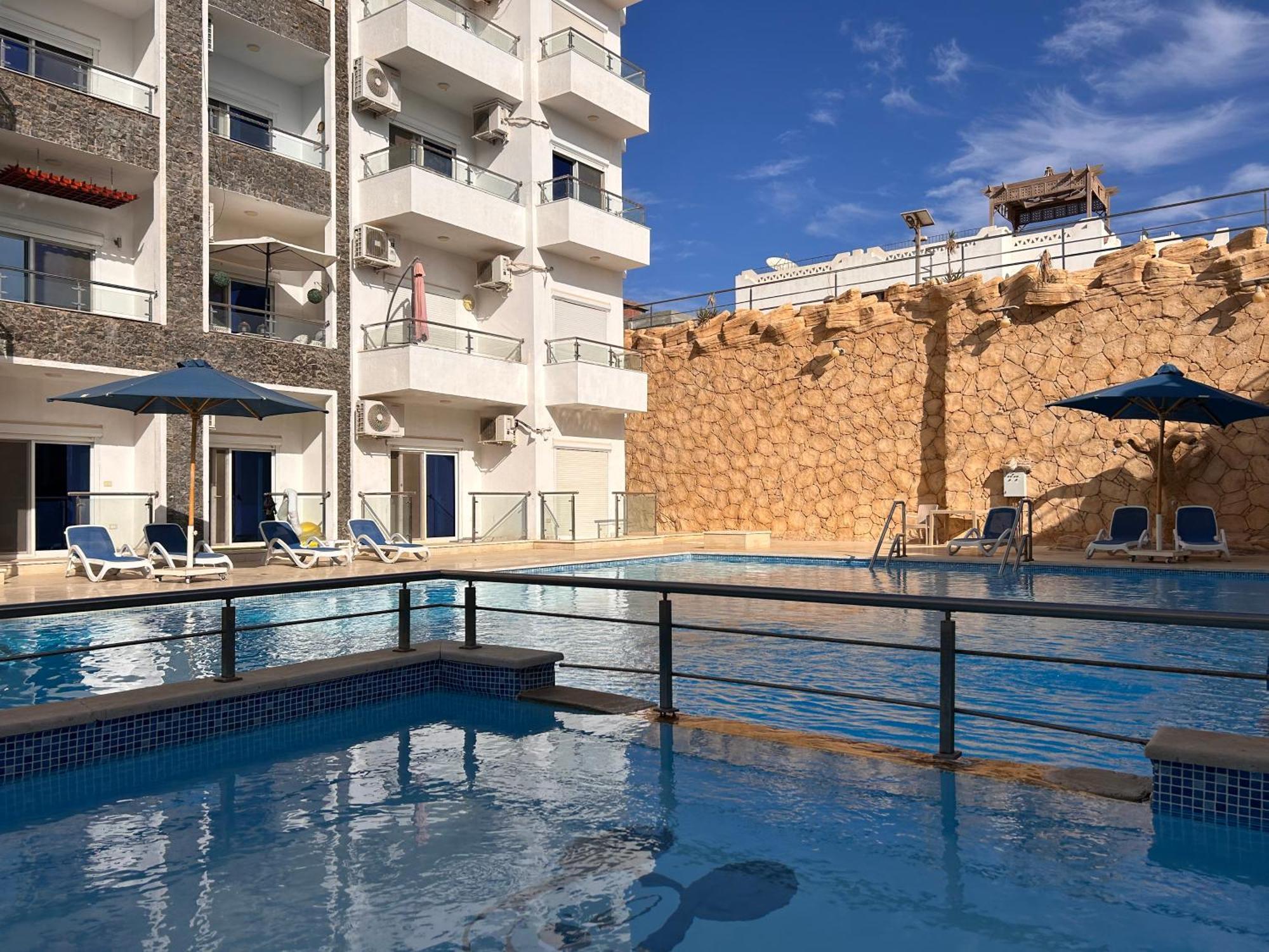 Beautiful 3-bedroom On The Ground Floor With Personal Backyard Area And Terrace With Direct Pool Access And Pool View Apartment *