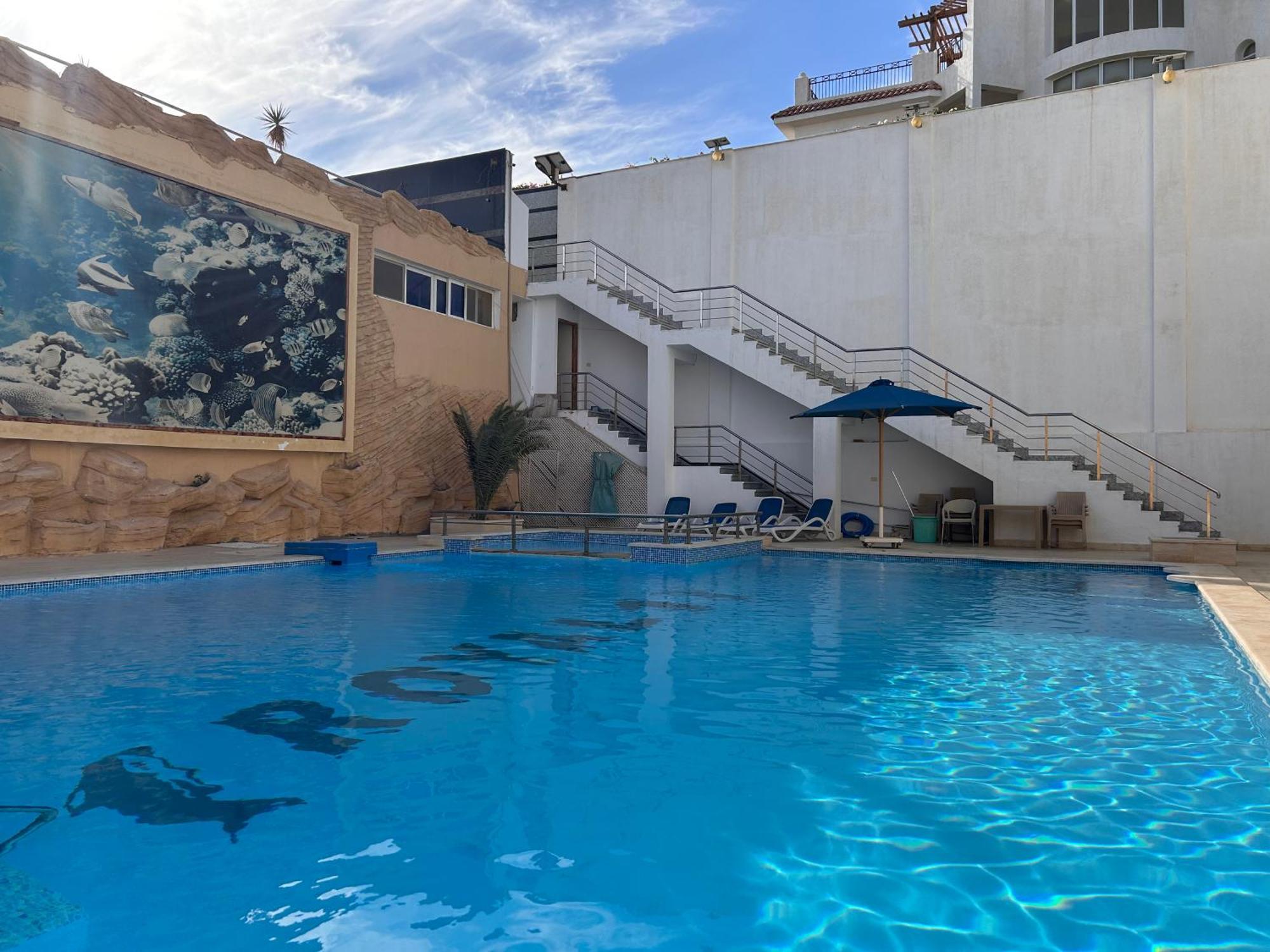 Beautiful 3-bedroom On The Ground Floor With Personal Backyard Area And Terrace With Direct Pool Access And Pool View Apartment *