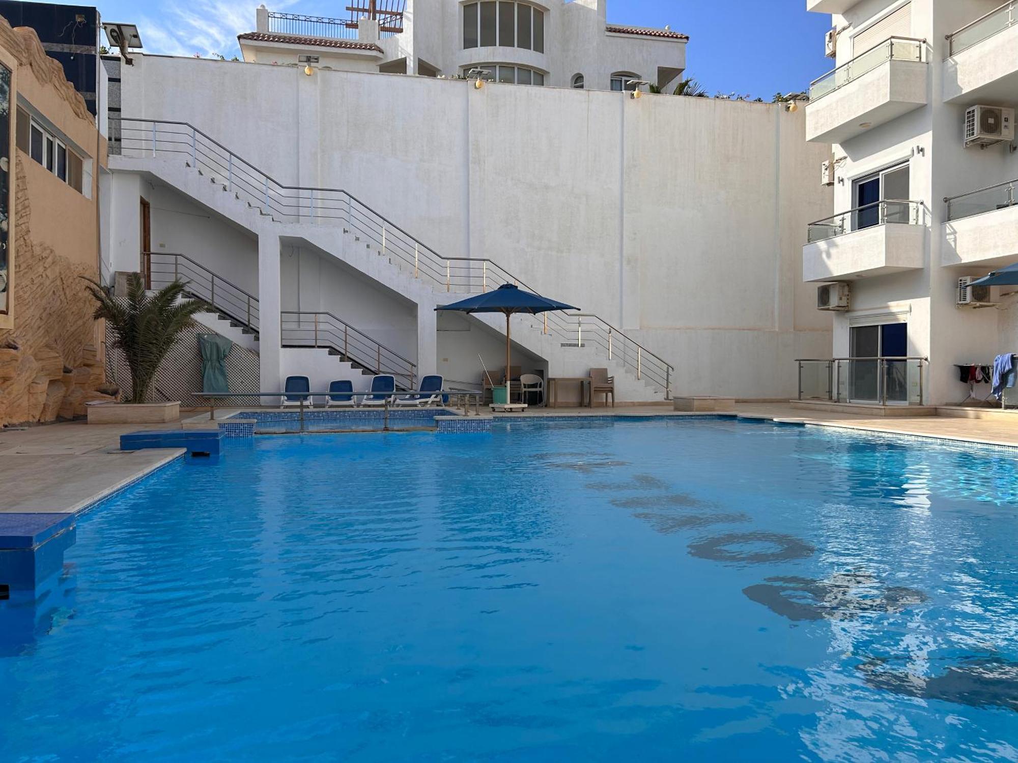 Apartment Beautiful 3-bedroom On The Ground Floor With Personal Backyard Area And Terrace With Direct Pool Access And Pool View *