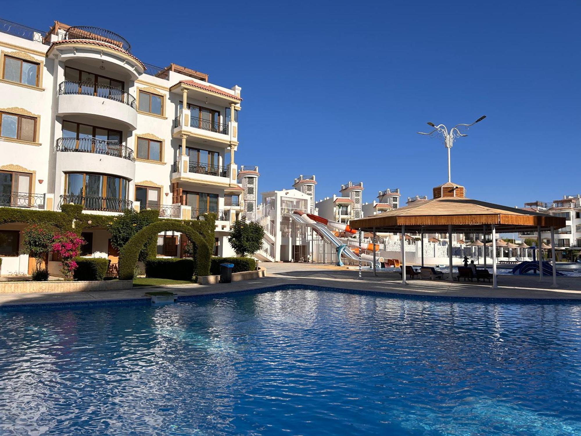 Apartment Cosy On The First Floor With Lovely Terrace And Personal Garden Area, Pool View And Free Access In Hills