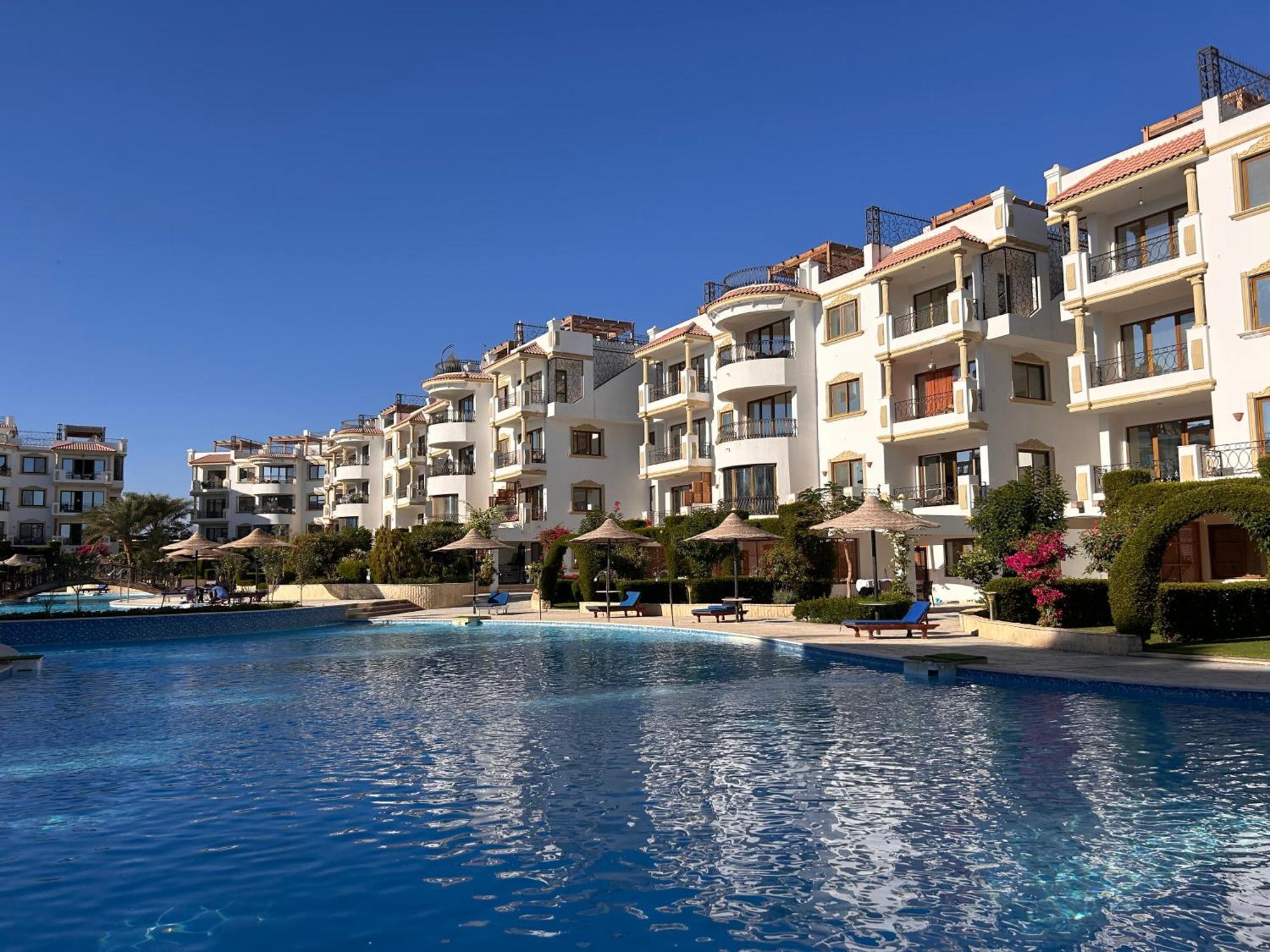 Cosy On The First Floor With Lovely Terrace And Personal Garden Area, Pool View And Free Access In Hills Apartment *