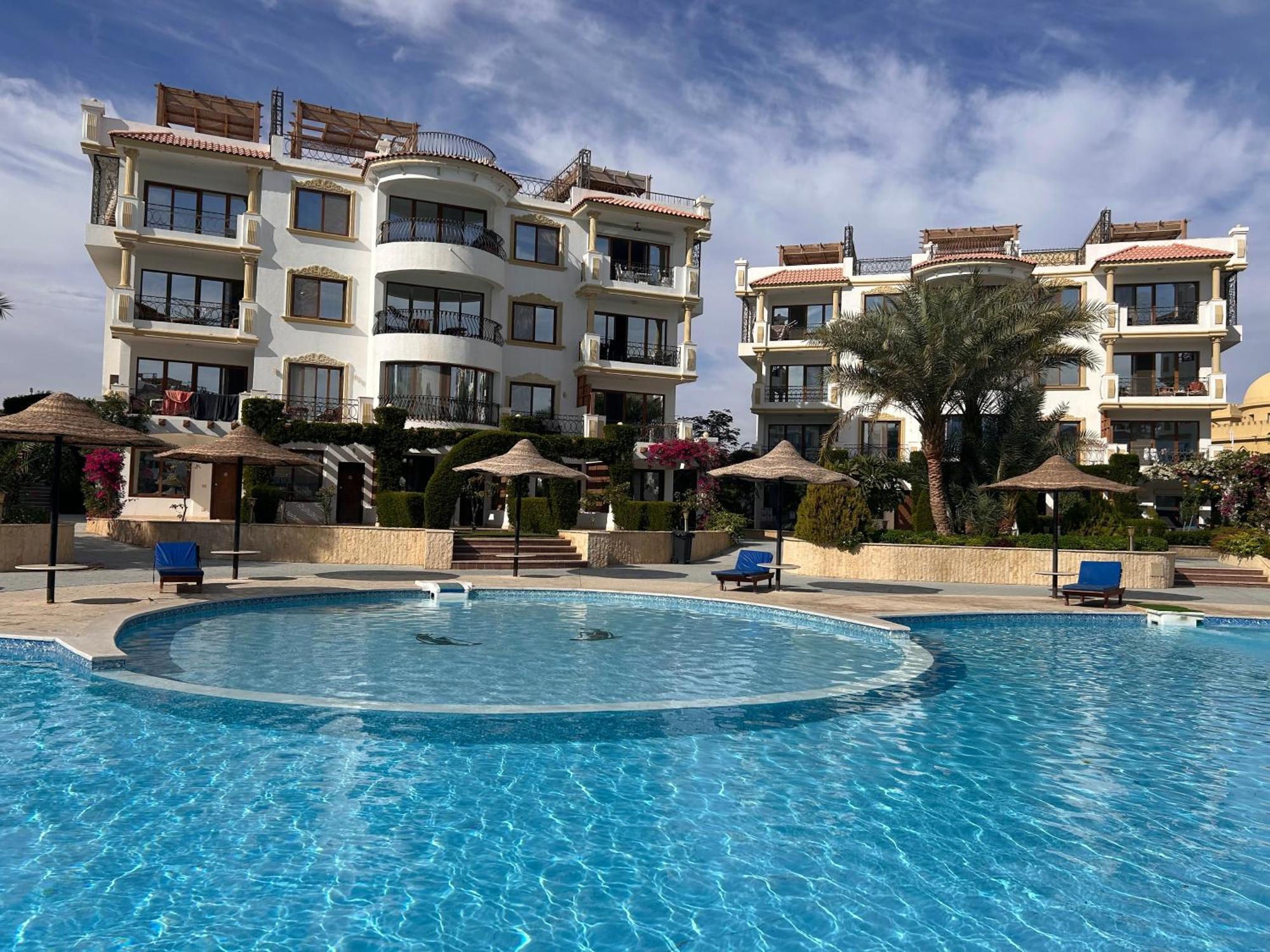 Cosy On The First Floor With Lovely Terrace And Personal Garden Area, Pool View And Free Access In Hills
