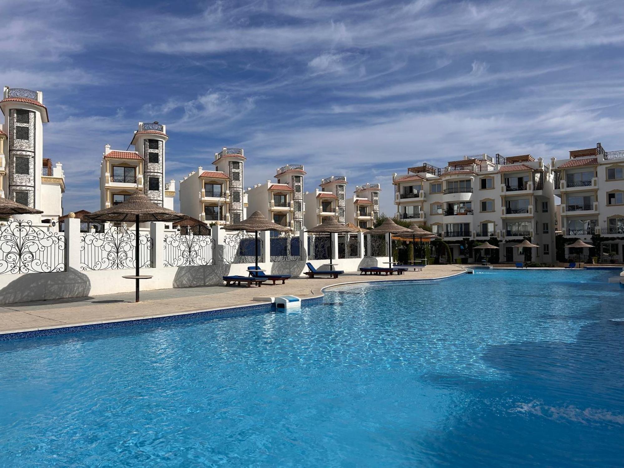Apartment Cosy On The First Floor With Lovely Terrace And Personal Garden Area, Pool View And Free Access In Hills *
