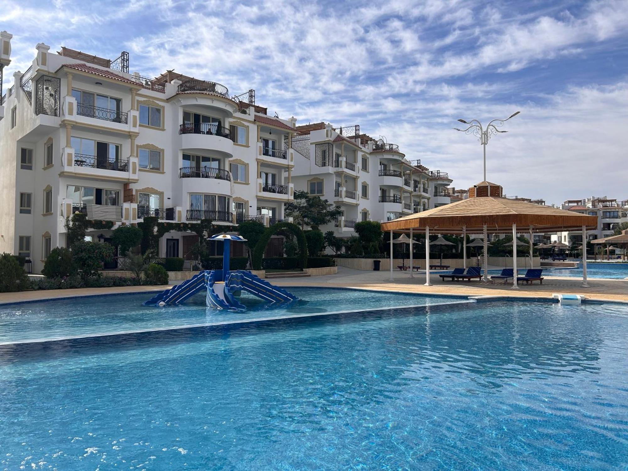 Cosy On The First Floor With Lovely Terrace And Personal Garden Area, Pool View And Free Access In Hills *