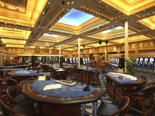 Royal & Casino Resort