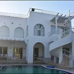 فيلا ريتز كارلتون بمسبح خاص واطلاله علي البحر اربع غرف نوم