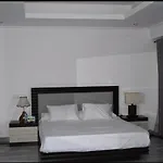 فيلا ريتز كارلتون بمسبح خاص واطلاله علي البحر اربع غرف نوم