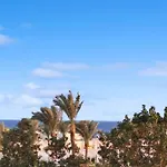 Family-Friendly Beach Getaway With Jacuzzi-Garden-Resort And Mountain Views