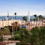 Family-Friendly Beach Getaway With Jacuzzi-Garden-Resort And Mountain Views