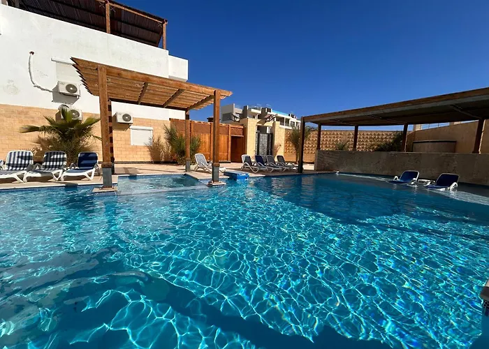 1-Bedroom Apartment With Pool View On The Ground Floor & Shared Infinity Pool On The Roof With Seaview