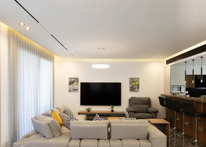 Coral Cove Villa By The Beach With Modern Elegance