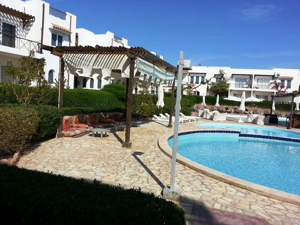 Logaina Resort 3*