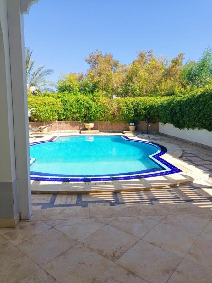 Villa ريتز كارلتون بمسبح خاص واطلاله علي البحر اربع غرف نوم *