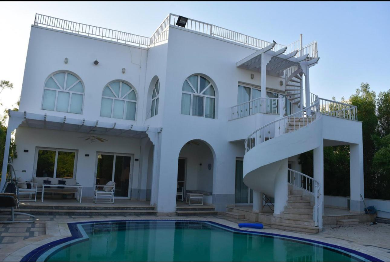 Villa ريتز كارلتون بمسبح خاص واطلاله علي البحر اربع غرف نوم *